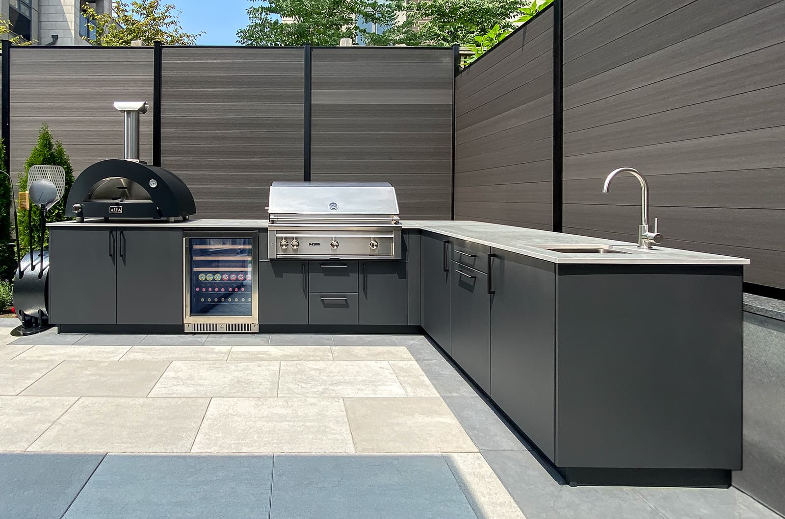 outdoor kitchen with sink, grill, oven, fridge, sink